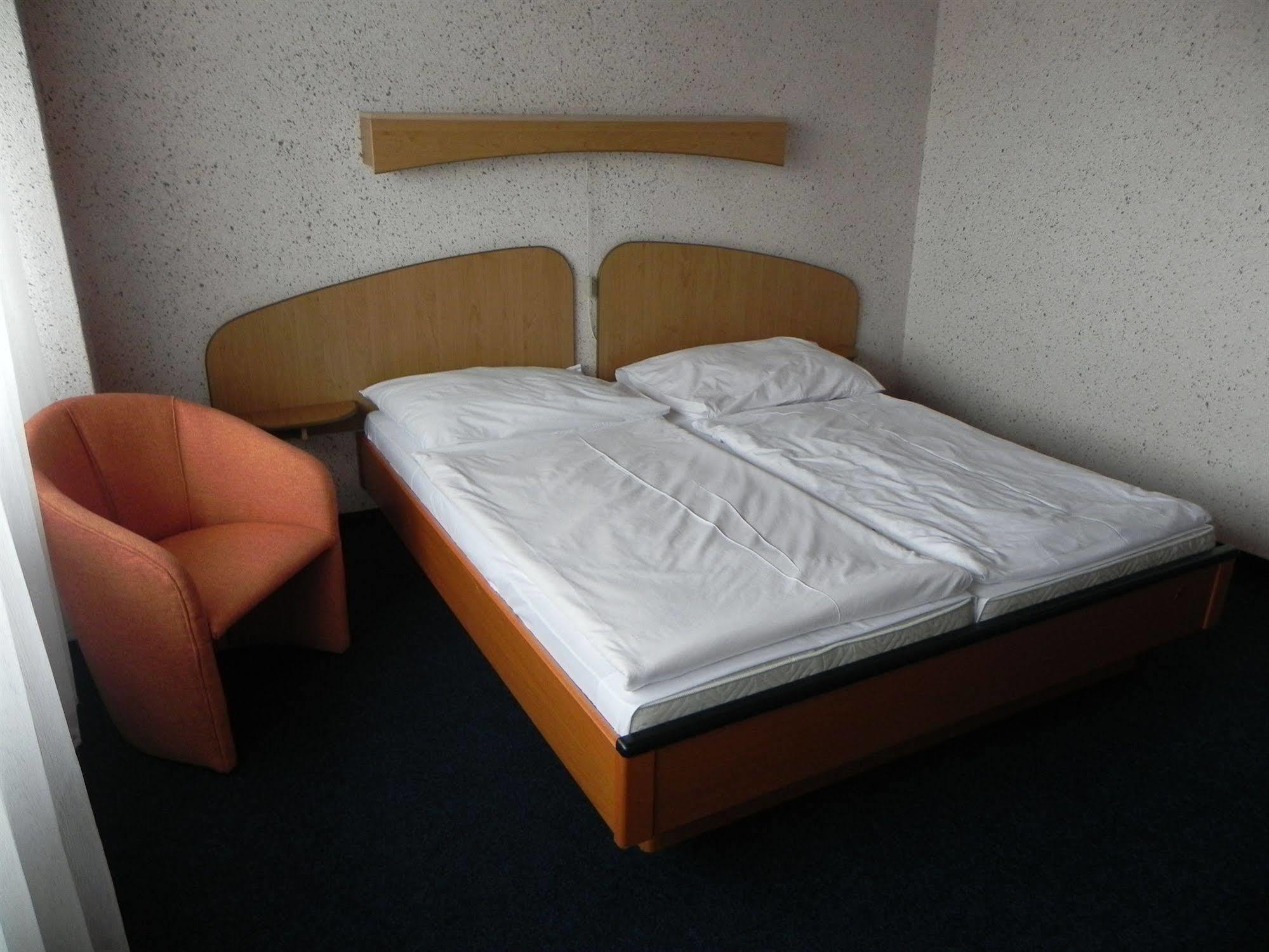 Garni Hotel Junior Pozsony Kültér fotó
