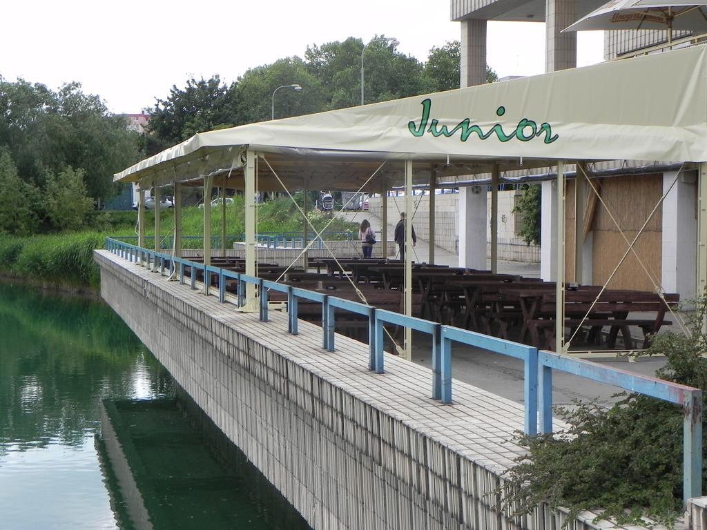 Garni Hotel Junior Pozsony Kültér fotó